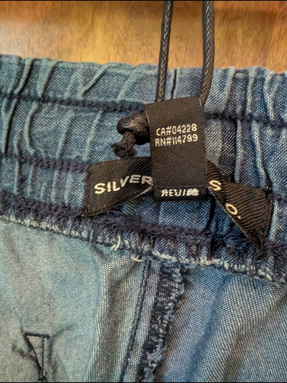 🌴 Silver Jeans Co. Livia Relaxed Fit Chambray Shorts - Picture 3 of 5